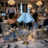 Lampe de table portable à piles, abat-jour bleu, commande tactile, base en fer doré pour la location d'événements de mariage, décoration de banquet