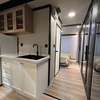 La Source Factory a conçu et produit sur mesure une pièce pliante à deux ailes et à toit plat de 10 pieds pour chambre, restaurant, cuisine, salle de bain
