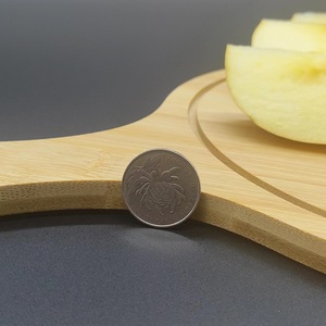 Planche à découper ronde en bambou Qianrenhe 24x36cm pour servir fruits, pain, pizza, sushi, avec poignée et trou de suspension - Product Image 4