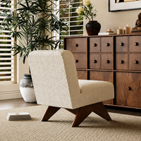 Fauteuil d'appoint contemporain en tissu bouclé texturé avec base sculpturale en bois foncé pour salon moderne, maison ou galerie