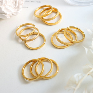 Bague en acier au titane pour femmes coréennes Fourniture ODM sans décoloration Vent froid Surface lisse givrée Bijoux de conception à géométrie simple - Product Image 2