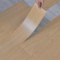 Revêtement de sol en vinyle PVC/LVT auto-adhésif imperméable de qualité supérieure, facile à installer, texture bois, pour salons modernes et salles de sport