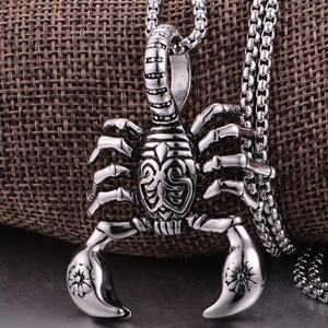 จี้สร้อยคอรูปแมงป่องสไตล์เรโทรพังก์ทำจากสแตนเลสผลิตจากโรงงาน สร้อยคอแฟชั่นสำหรับผู้ชาย พร้อมโลโก้สั่งทำได้ - Product Image 2