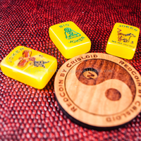 Le jeu de Mahjong Dragon par American Mahjong Tiles Set, comprenant les tuiles Red Dee Gallo et les jetons Crisloid Buddha Yellow, pour le divertissement