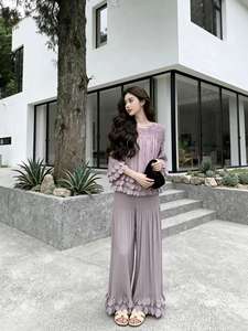 レディース ベージュ プリーツ 2ピースセット |   スカラップヘム オーバーサイズスリーブ ワイドレッグパンツ |   エレガントな春夏のパーティーコーデ - Product Image 3