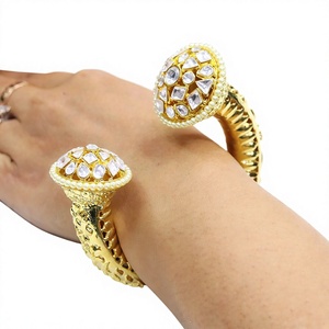 Bracelet manchette plaqué or Kundan avec cristaux et perles pour femme, idéal pour les mariages et les fêtes ethniques - Product Image 2