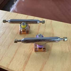 Truck de Aleación para Fingerboard de 32mm y 34mm a Bajo Precio con Tuercas de Bloqueo - Product Image 4