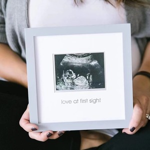 Marco de Fotos Clásico de Madera para Ecografía de Bebé, con Corazones UV, Regalo Conmemorativo para Recién Nacidos, Hecho a Mano con Hilo - Product Image 2