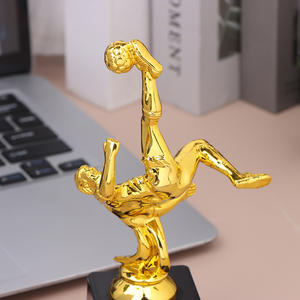 تمثال لاعب كرة قدم معدني تذكاري صديق للبيئة مع نقش بالليزر، إكسسوارات كرة القدم للأطفال كهدايا تذكارية - Product Image 4