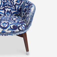 Chaise de loisirs italienne de marque de luxe faite à la main au design minimaliste tissu à fleurs bleues rembourré pour la maison bureau chambre à coucher italienne