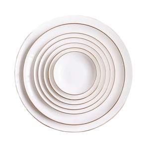 Plats de présentation ronds en porcelaine fine de haute qualité, blancs et dorés, avec bordure dorée, personnalisables pour restaurant - Product Image 5