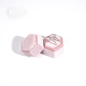 Venta al por Mayor de Cajas de Joyería Hexagonales de Terciopelo con Doble Anillo, Caja de Anillos Personalizada con Logotipo, Caja de Almacenamiento de Anillos de Lujo para Regalos - Product Image 3