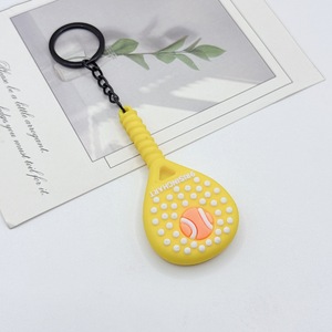 Llavero de Silicona con Forma de Raqueta de Pá<span class=keywords><strong>del</strong></span>, Adorable Mini Charm Deportivo con Anillo Negro para Decorar Mochilas y Bolsos - Product Image 2