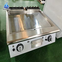Grill à gaz professionnel en acier inoxydable pour restaurant, avec grilles en fonte robustes et pierres de lave