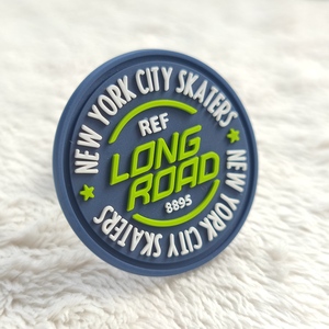 Nhiều Phong Cách Dập Nổi Vá Đầy Màu Sắc Mềm <span class=keywords><strong>Silicon</strong></span> PVC Huy Hiệu 3D Cao Su Truyền Nhiệt Logo Silicone Tùy Chỉnh Nhãn - Product Image 1