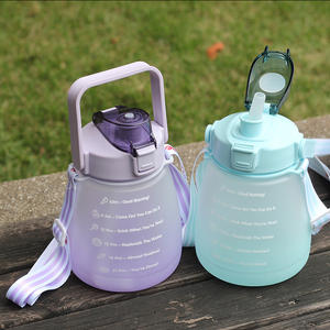 Vaso de Plástico Deportivo con Correa para el Hombro, Color Degradado, Estilo Moderno, Vaso Grande con Asa, Vaso Pequeño con Asa y Diseño de Color en Aerosol - Product Image 3