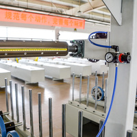 Machine d'emballage de profilés en MDF à colle froide pour bois fiable jumelée à une machine de stratification de panneaux en MDF à colle froide