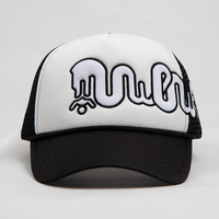 Gorra Trucker con Malla Frontal de Espuma, Bordado de Letras con Diseño de Grafiti Blanco, Gorra Urbana Bicolor en Blanco y Negro