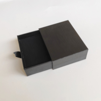 Boîte à bijoux haut de gamme noire texturée avec tiroir coulissant, insert en velours et ruban de traction pour bagues, boucles d'oreilles, montres, avec gaufrage