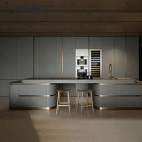 Ensemble complet de meubles de cuisine modulaires blancs avec plan de travail en marbre, construction en panneaux de particules, meubles de cuisine modernes