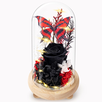 Nouvelle rose noire éternelle mystérieuse tendance dans un dôme en verre avec papillon rouge, cadeau romantique floral sombre pour elle