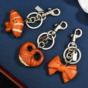 Porte-clés mignon en forme de pain et de nœud, design réaliste de croissant et de bretzel, porte-clés en métal durable, cadeau adorable pour les amateurs de cuisine - Product Image 2