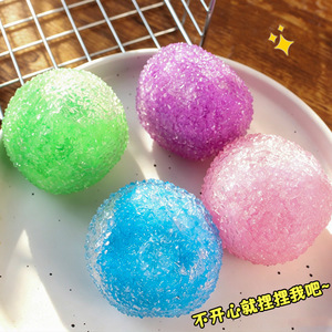 La balle de smoothie au fructose a une texture plastique et fait un bruit crépitant lorsqu'on la pince. - Product Image 2