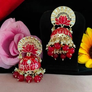 Elegante Meenakari Jhumkas con colgantes coloridos y detalles de acrílico Kundan de primera calidad, pendientes clásicos de moda india - Product Image 2