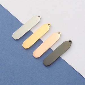Colgantes Rectangulares Geométricos de Acero Inoxidable Personalizados con Logotipo Grabado con Láser para la Fabricación de Joyas - Product Image 1