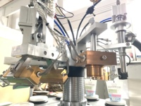 Machine de remplissage et de scellage de petits tubes souples en plastique semi-automatique pour gels de miel de pâte crème cosmétique