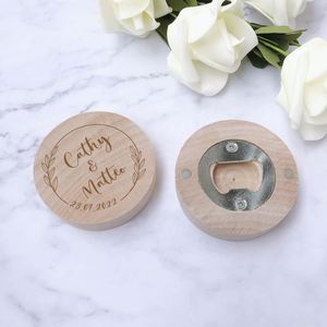 Abridor de Botellas Magnético de Madera Personalizado, Recuerdos y Regalos de Boda, Imán de Madera Grabado Personalizado para Refrigerador, Recuerdo de Boda - Product Image 2