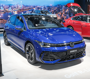 Nouvelle VW <span class=keywords><strong>Golf</strong></span> 8.5 <span class=keywords><strong>R</strong></span>-<span class=keywords><strong>Line</strong></span> Sports 2025 Traction Avant Intérieur Foncée 5 Places <span class=keywords><strong>Toit</strong></span> <span class=keywords><strong>Ouvrant</strong></span> 1.5T 160ch L4 Automatique DCT Sièges en Cuir Euro VI Conduite à Gauche - Product Image 4