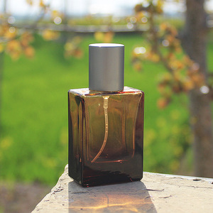 Botella <span class=keywords><strong>de</strong></span> Perfume Cuadrada <span class=keywords><strong>de</strong></span> Vidrio Degradado Marrón <span class=keywords><strong>de</strong></span> 30 ml con Logotipo Personalizado, Tapa <span class=keywords><strong>de</strong></span> Spray Negra Plateada para Fragancias, Envase <span class=keywords><strong>de</strong></span> Muestra Cosmética - Product Image 5
