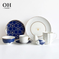 Service de table de luxe en porcelaine fine, motif nid d'abeille bleu, avec bols, tasses et soucoupes, idéal pour événements, traiteur et location