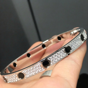 <span class=keywords><strong>Bracelet</strong></span> de luxe tendance en acier inoxydable plaqué <span class=keywords><strong>or</strong></span> avec fermoir à bascule et breloque zircon <span class=keywords><strong>pour</strong></span> femmes et hommes - Product Image 4