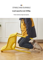 Fauteuil en résine moulée monobloc avec dossier en maille, empilable, durable, confortable et élégant, pour salle à manger familiale, design de style moderne