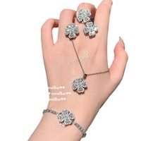 Set Perhiasan Fashion 4-pcs Set Kalung Anting Cincin Gelang Empat Daun Semanggi Dapat Diputar Berkilau Zirkon Perak untuk Wanita