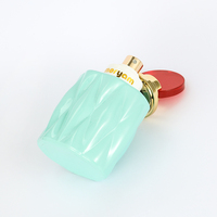 Parfum pour femme Menthe Verte Diamantée en Forme de Bouteille Matelassée avec Col Doré et Bouchon Disque Rouge, Boîte Bordeaux – Frais, Décontracté, Durable