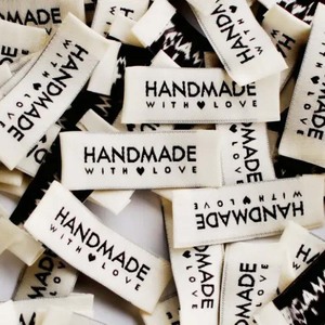 Nhà Máy Giá Tùy Chỉnh Tư Nhân May Dệt Nhãn Thiết Kế Có Thể Giặt Singe Satin Cổ In Tag May Dệt Nhãn Cho Quần Áo - Product Image 1