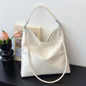 Túi hình lưỡi liềm nhẹ nhàng với một dây đeo vai có thể được đeo dưới cánh tay hoặc trên lưng exudes sang trọng và là Perfec - Product Image 4