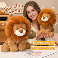 Peluche Lion Assis, Animal en Peluche à Crinière Moelleuse, Poupée Faune Sauvage du Zoo, Rembourrage Coton PP, Détails Brodés, Anti-Stress en Maille