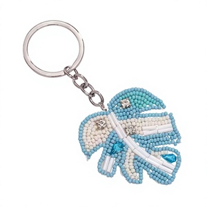 Porte-clés Feuille de Monstera en Acier Inoxydable Perlé, Anneau Tressé Tendance, Forme Irrégulière Mignonne, Artisanat en Résine, Mousqueton pour Femme - Product Image 3