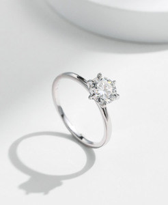 Anillo de compromiso clásico con diamante de talla brillante redonda para mujer, plata S925 con baño de rodio y engaste de garras. - Product Image 4