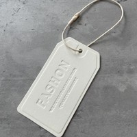 Étiquettes suspendues personnalisées de luxe pour vêtements, en papier spécial vert, gaufrées, avec marquage à chaud, recyclables, personnalisables