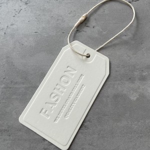 Étiquettes suspendues personnalisées de luxe pour vêtements, en papier spécial vert, gaufrées, avec marquage à chaud, recyclables, personnalisables - Product Image 4