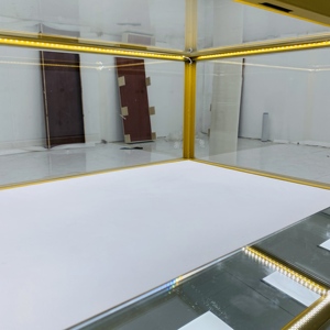 Gabinete de exhibición de joyería de lujo ligero personalizado marco de metal estructura de vidrio templado ultra-blanco diseño de puerta desplegable - Product Image 4