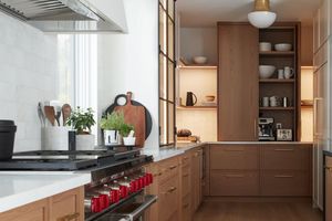 Acogedoras cabañas y casas de campo con madera recuperada y acabados desgastados para crear armarios de cocina cálidos y acogedores - Product Image 5