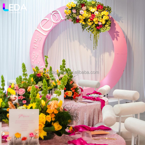 LEDA Party Events suministra un fondo de flores colgantes de acrílico redondo rosa moderno y personalizado. - Product Image 1