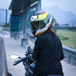 หมวกกันน็อคเต็มใบ Orz Stylish Summer สำหรับผู้ชายและผู้หญิง ใช้ได้ทุกฤดู พร้อมปีกหลังขนาดใหญ่ ได้รับการรับรองมาตรฐาน 3C สำหรับบลูทูธ DOT ABS - Product Image 2