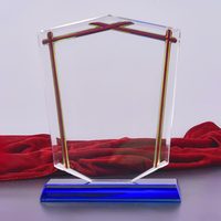 Usine Creative Design trophée Laser Gravure Personnalisé Verre Clair Cristal Trophée avec base bleue pour cadeau souvenir